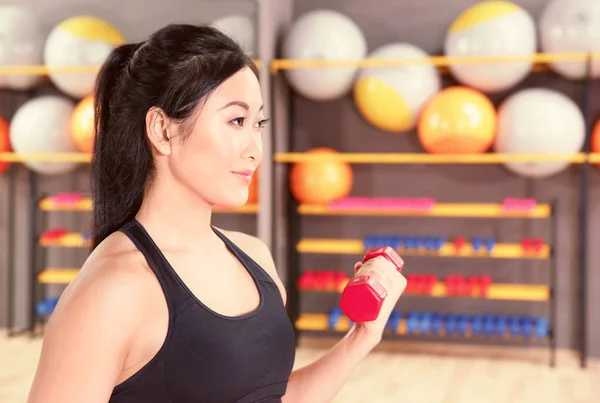 女人用哑铃在健身房训练 — 图库照片