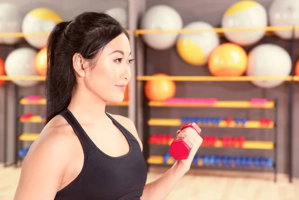 Entrenamiento de mujer con mancuerna en el gimnasio — Foto de Stock