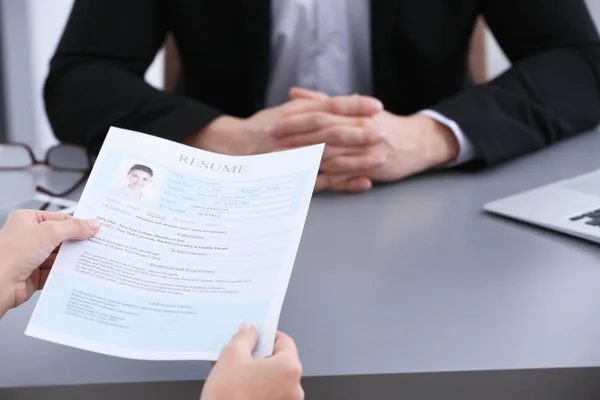 HR manager genomför anställningsintervju — Stockfoto