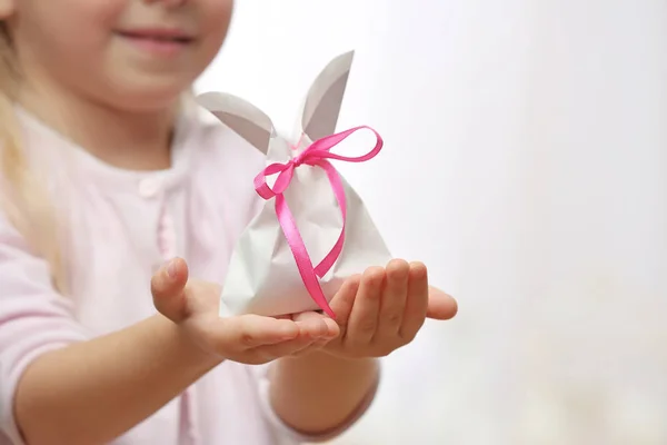Ładna dziewczyna trzyma worek papierowy w kształcie Wielkanoc królik, zbliżenie — Zdjęcie stockowe