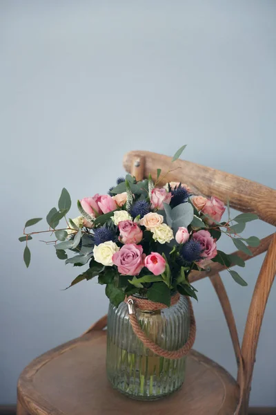 木椅带美丽花束 — 图库照片