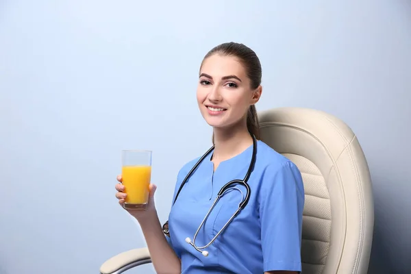 Junge Ernährungsberaterin auf hellem Hintergrund — Stockfoto