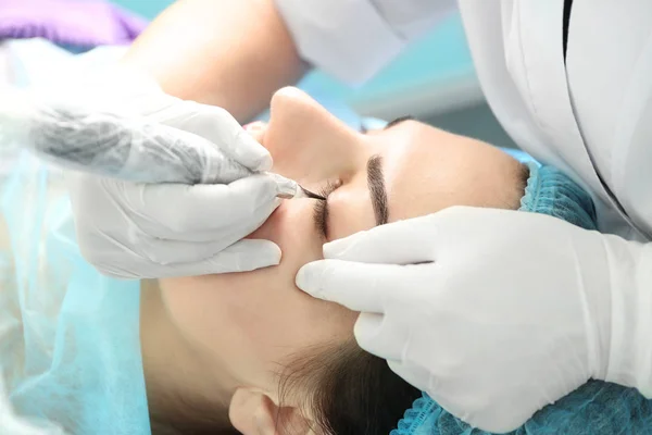 Jovem Bela Mulher Fazendo Maquiagem Permanente Salão Cosmetologia — Fotografia de Stock