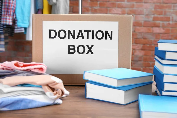 Коробка для пожертвований с одеждой и книгами — стоковое фото