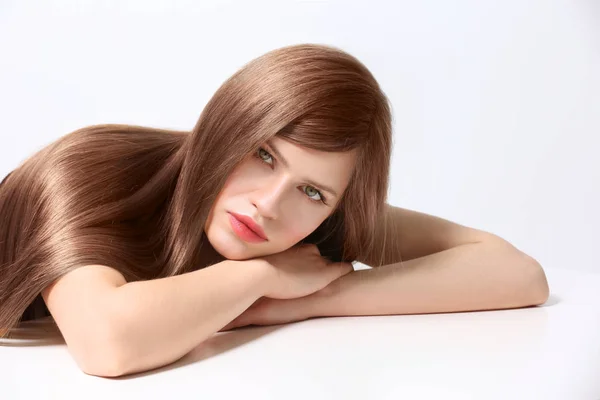 Женщина с красивыми длинными волосами — стоковое фото