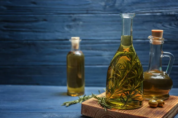 Bottiglia con olio d'oliva ed erbe aromatiche — Foto Stock