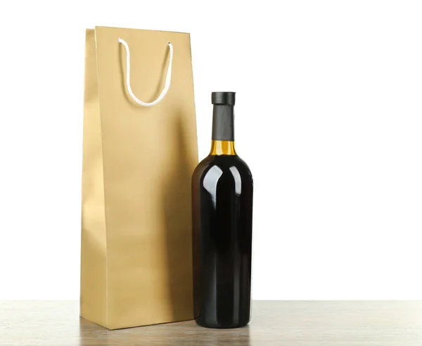 Vin flaska och gåva väska på vit bakgrund — Stockfoto