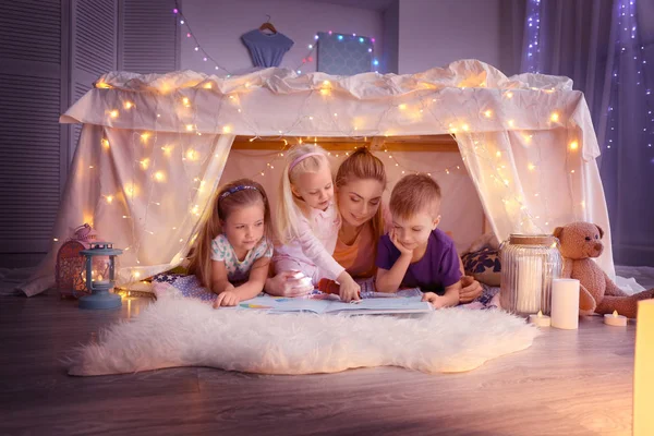 Mujer Joven Niños Lindos Leyendo Libro Hovel Casa — Foto de Stock