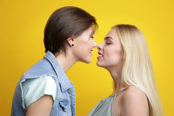 Unga lesbiska par — Stockfoto