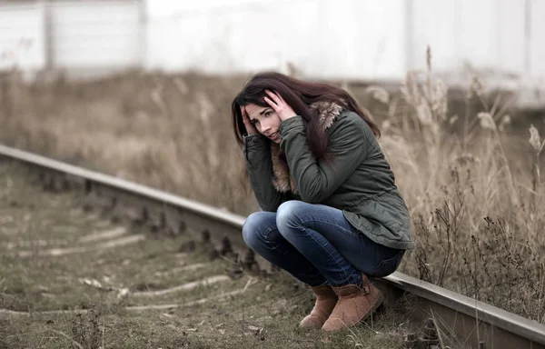 Mujer joven deprimida — Foto de Stock