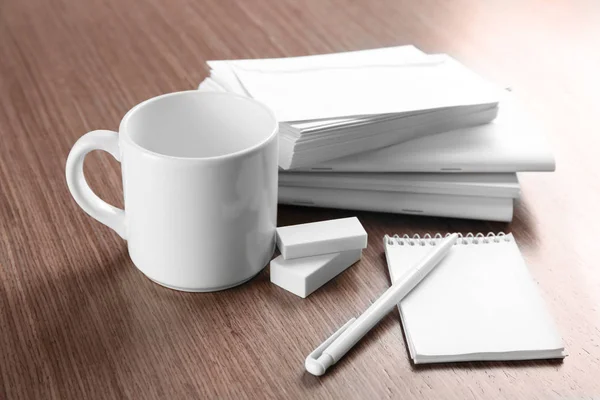 Artículos en blanco sobre mesa de madera —  Fotos de Stock