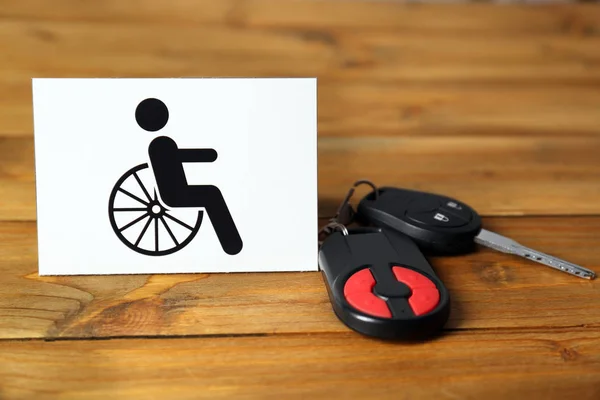 Clé de voiture et carte avec signe handicap — Photo