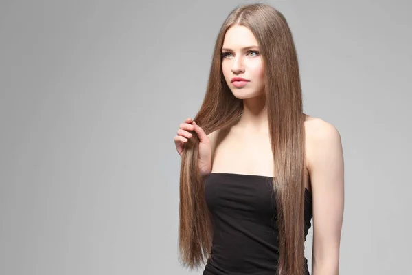 Mulher com cabelo longo bonito — Fotografia de Stock