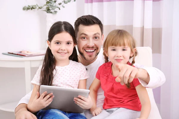 Père Avec Des Filles Sur Canapé Dans Chambre — Photo