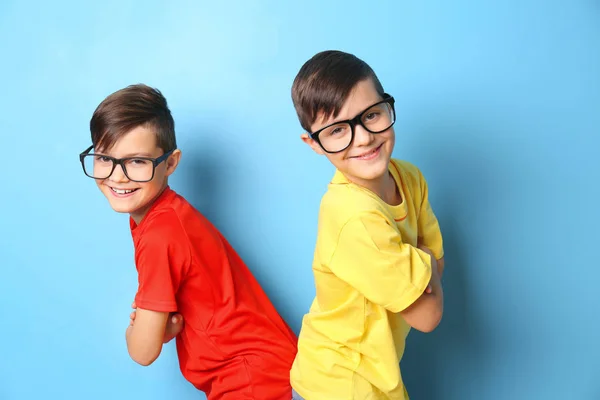 蓝色背景眼镜双胞胎兄弟 — 图库照片