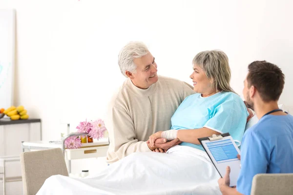 Uomo Anziano Visita Moglie Ospedale — Foto Stock