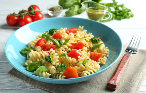 トマトとパスタのサラダ — ストック写真
