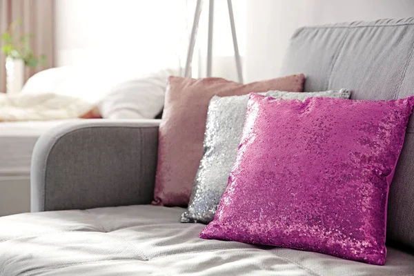 Üç parlak dekoratif yastıklar — Stok fotoğraf
