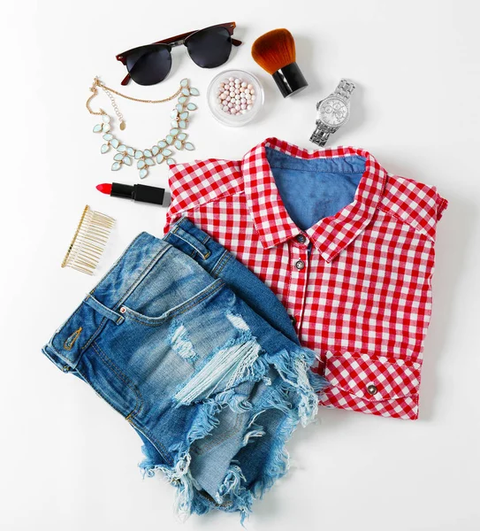 Flat lay conjunto de roupas femininas — Fotografia de Stock