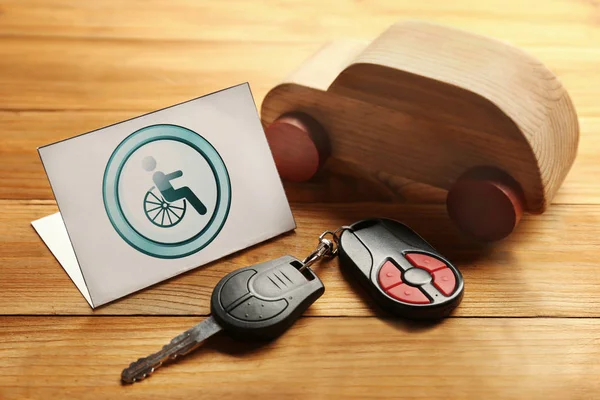 Ключ з іграшкою та карткою зі знаком гандикапу — стокове фото