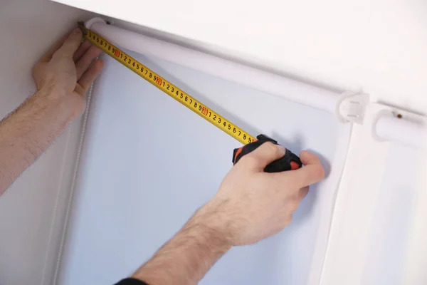 Hands making window measurements — Stock Photo, Image