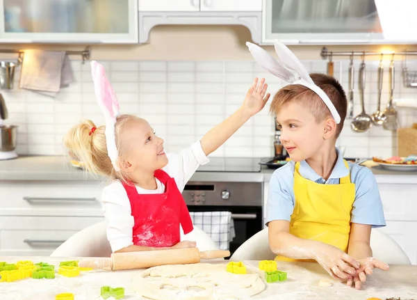 Petits Enfants Mignons Faisant Des Biscuits Pâques Cuisine — Photo
