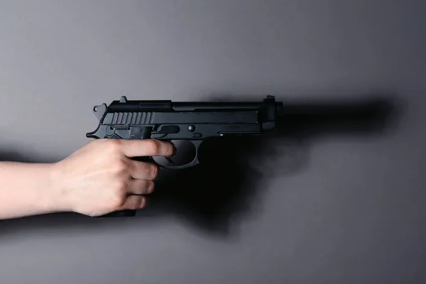 Mão segurando arma — Fotografia de Stock
