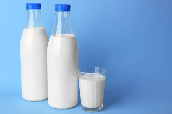 Botellas de sabrosa leche con vaso —  Fotos de Stock