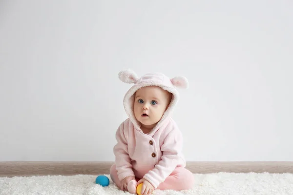 Baby met kleurrijke paaseieren — Stockfoto