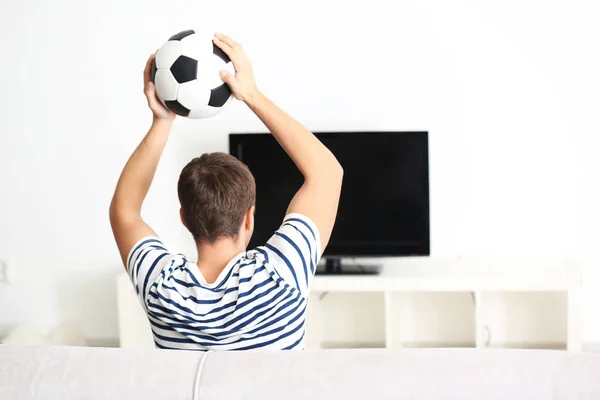 Tiener voetbalwedstrijd kijken — Stockfoto