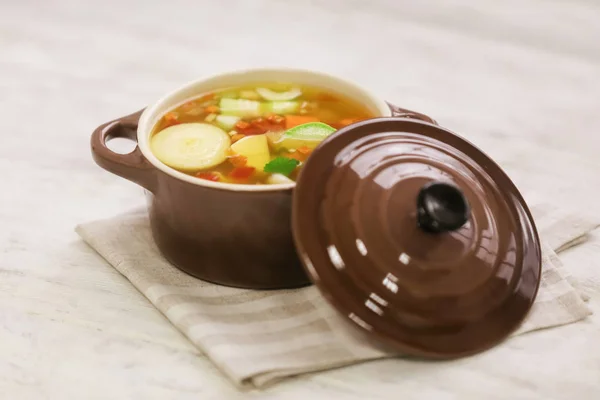 Casserole avec soupe aux légumes — Photo