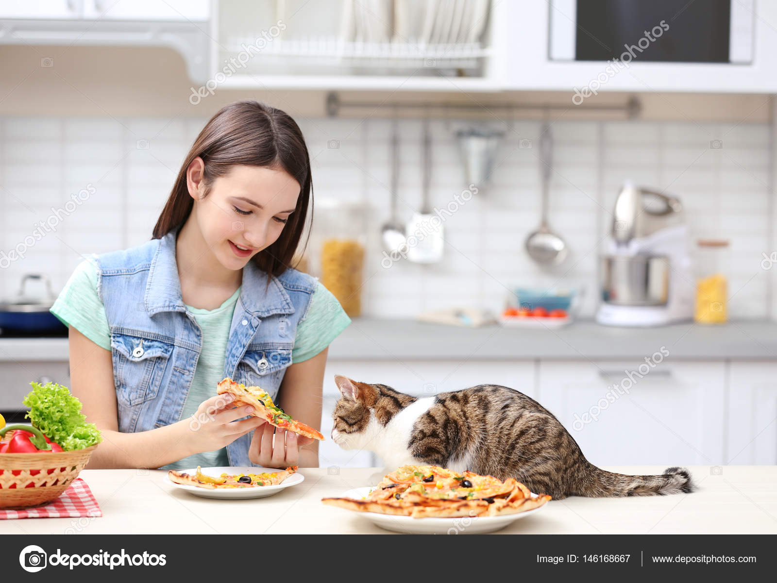 женщина ест кошку. девушка кушает мороженое. девушка ест кота. женщина ест кошку. питание кошек.