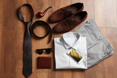 Erkek giyimi düz yatıyordu kümesi