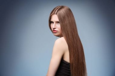 Güzel, uzun saçlı kadın.