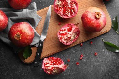 Nar ile ahşap tahta 