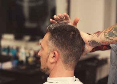 Modern erkek saç modeli yapma berber