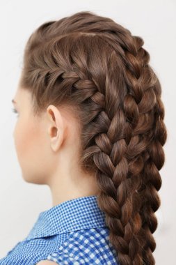 güzel örgü saç modeli olan kadın