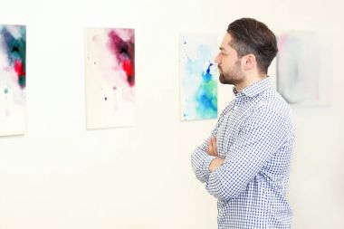 Genç adam modern sanat galerisi