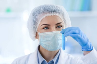 Test tüpü tutan bilimadamı