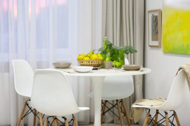 Yemek odasının içinde.