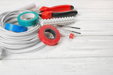 Beyaz ahşap zemin üzerinde araçları