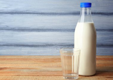 Lezzetli süt ile cam şişe 