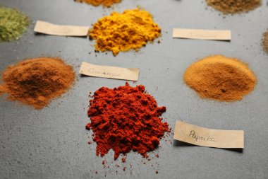 Yığın-in çeşitli baharatlar 