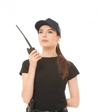 Güvenlik beyaz arka plan üzerinde üniforma güzel genç kadın