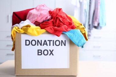 Bağış kutusu giysileri ile