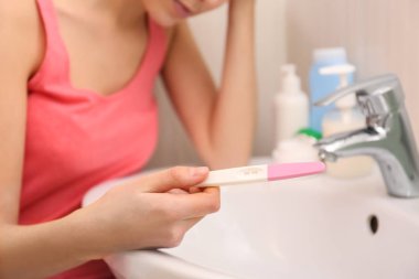 Hamilelik testi banyo, closeup lavaboda yakın olan kadın