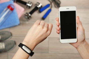 Fitness izci ve smartphone, closeup ile eller