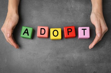 Renkli küpleri ile kelime evlat edinmek