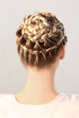 güzel örgü saç modeli olan kadın