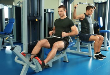 Modern bir spor salonu eğitim genç adam